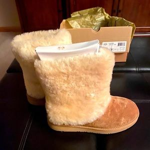 Ugg chestnut boots w/fur perfect for cold weatherr